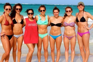 Doce Sarah e amigos em bikini