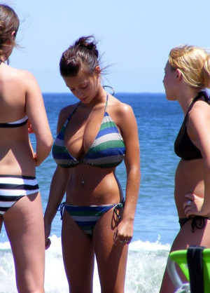 Sexy und busty junge Mädchen am Strand